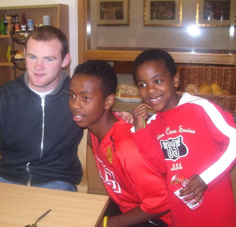 Wayne Rooney, Angel et son frère aîné, Rico
