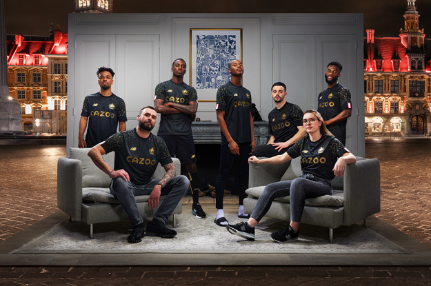Des dogues sublimes Decouvrez le troisieme maillot 22 23 du LOSC noir et dore LOSC
